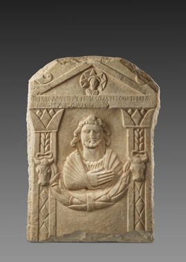 Stèle votive représentant Zeus Andreas dans son temple